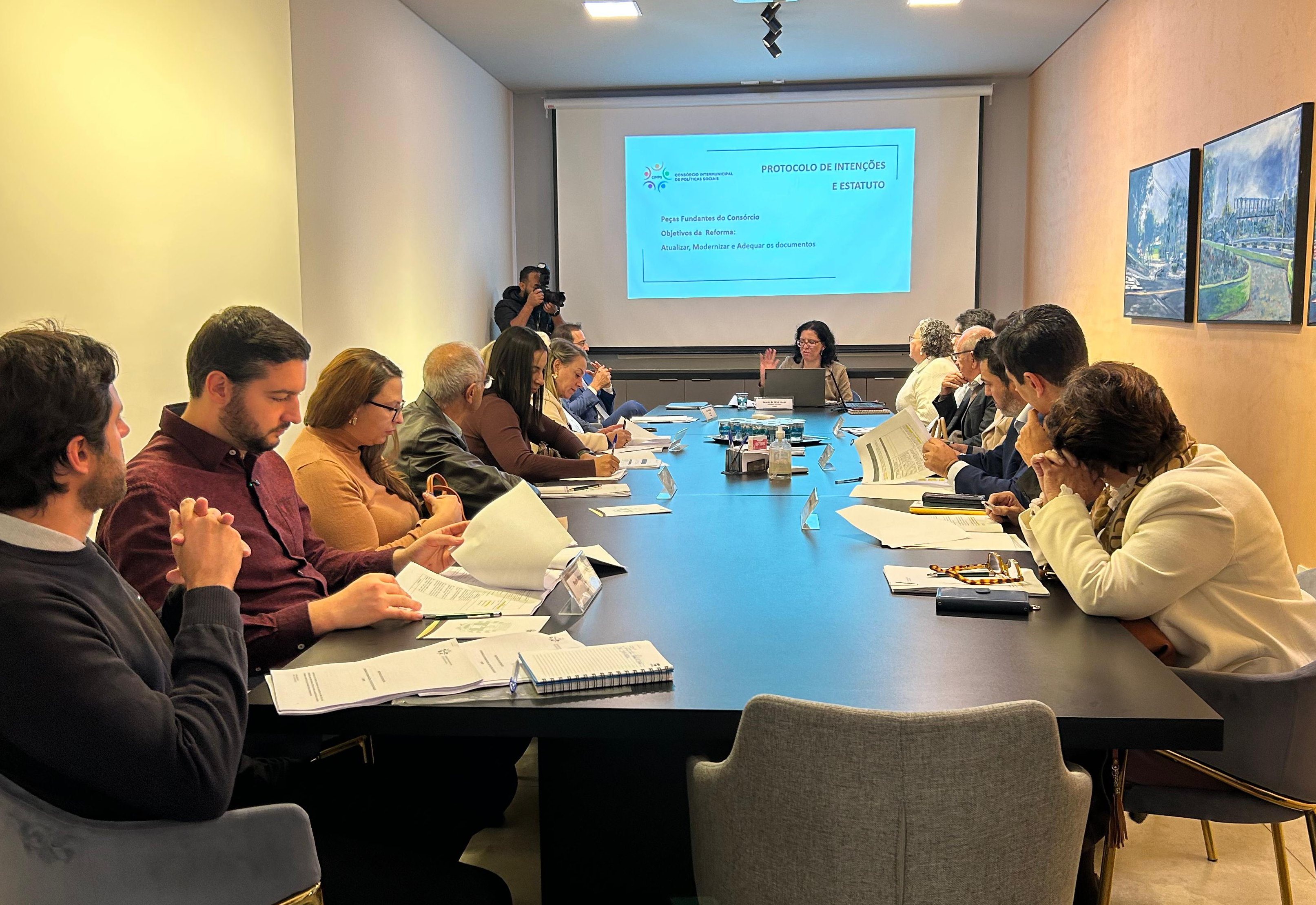 Cimps realiza 2ª Assembleia Geral com prefeitos consorciados para entrega do novo estatuto e protocolo de intenções